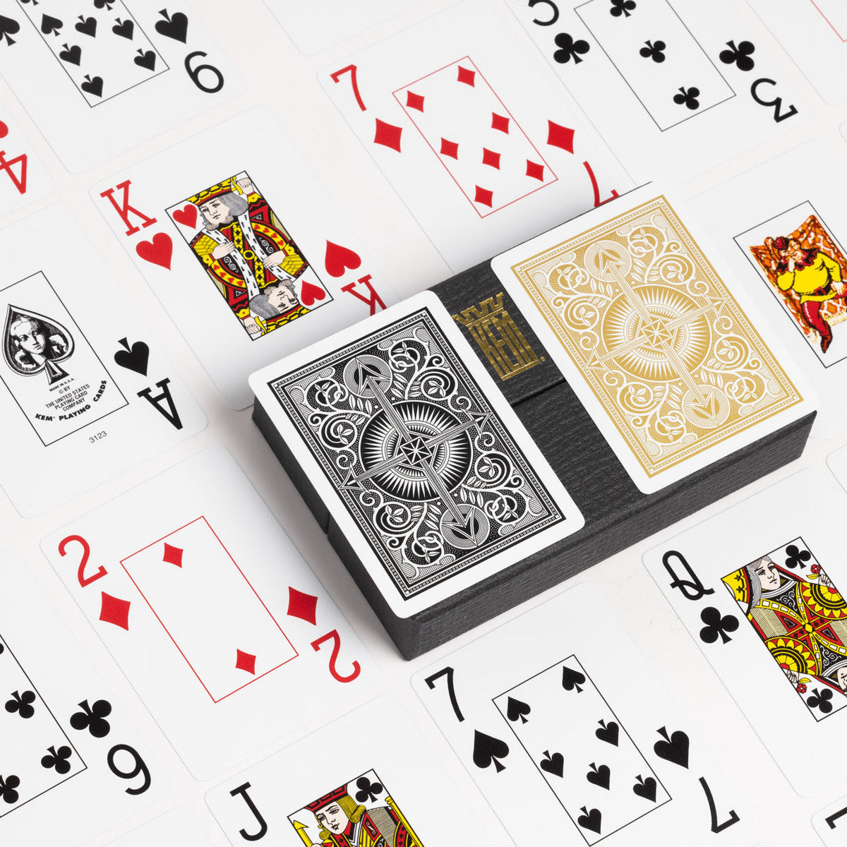 KEM Arrow Black & Gold – Poker Size Jumbo Index (2-Deck Set)