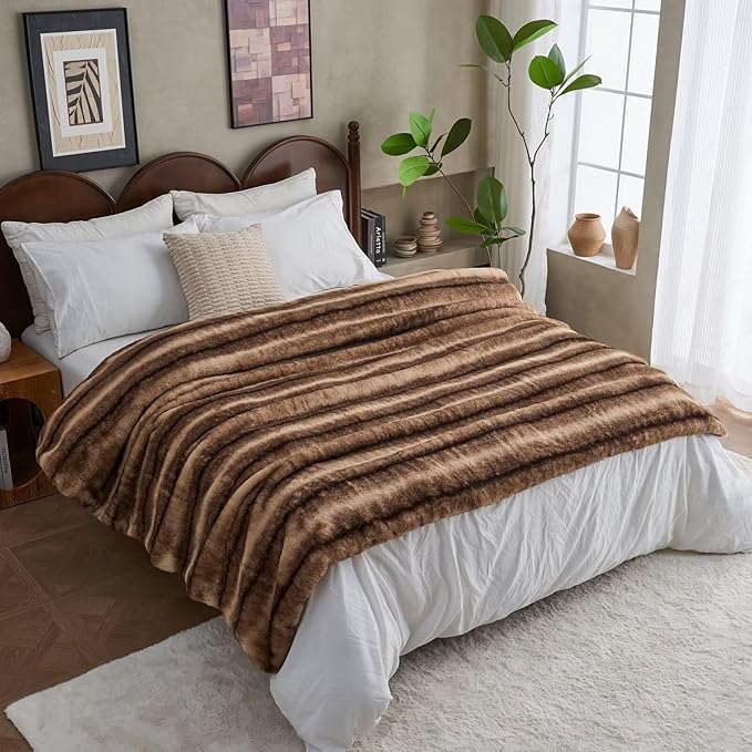 Luxury Faux Fur Blanket - Soft Warm Plush Blankets for Couch Sofa Bed, Fluffy Thick Throws for Bedroom, Office, Living Room, Decorative Reversible, Not Easy to shed - 70"x90", Brown